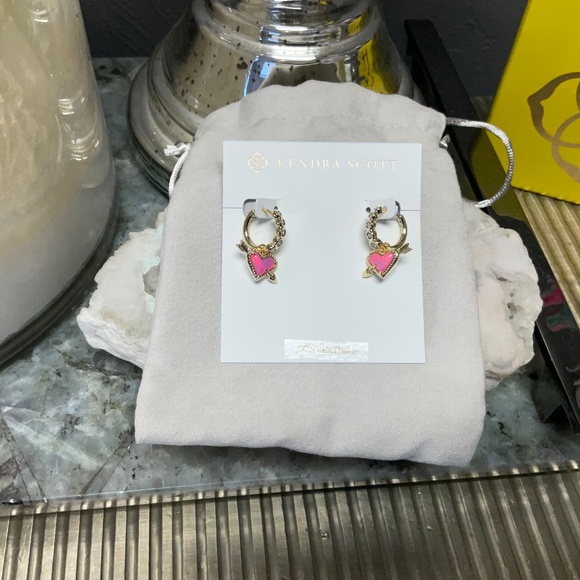 Kendra Scott Ari Heart Arrow Gold Huggies in Pink Opalescent Resin, White CZ - Picture 5 of 5